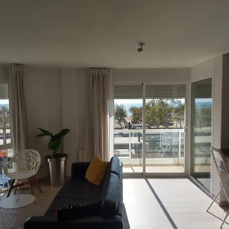 Luxury Accommodation, Next To & Train Station *