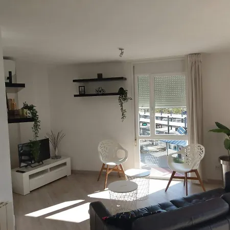 Apartment Luxury Accommodation, Next To & Train Station *