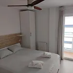 Luxury Accommodation, Next To & Train Station * カレーリャ