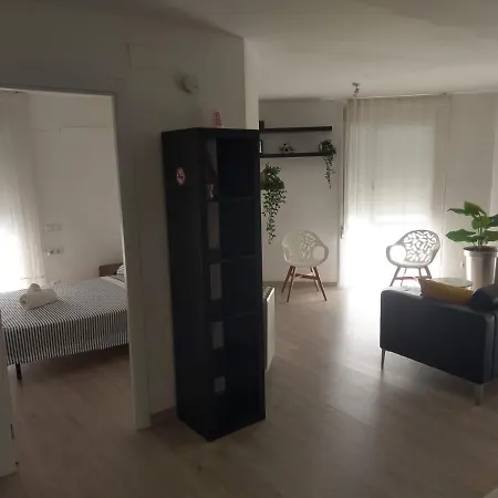 Апартаменты Luxury Accommodation, Next To & Train Station *