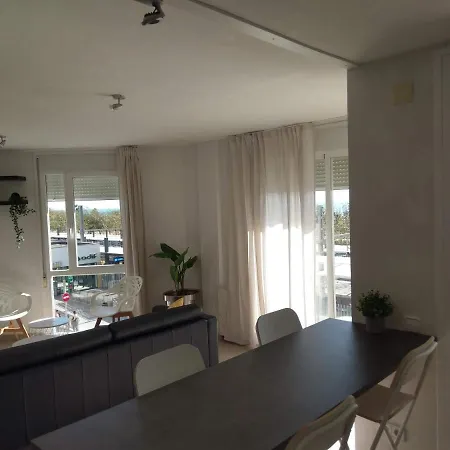 Luxury Accommodation, Next To & Train Station * Калелья