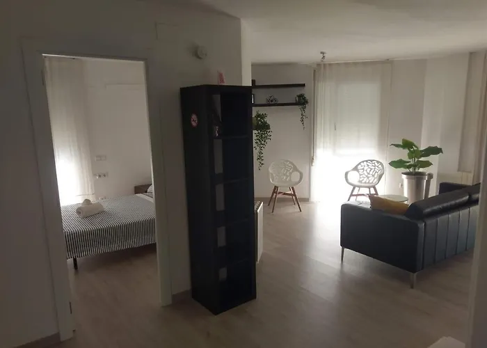 Apartment Luxury Accommodation, Next To & Train Station *